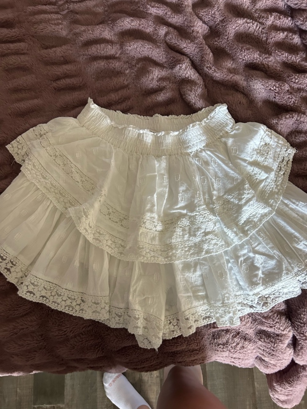 American Eagle White Lace-Tiered shorts